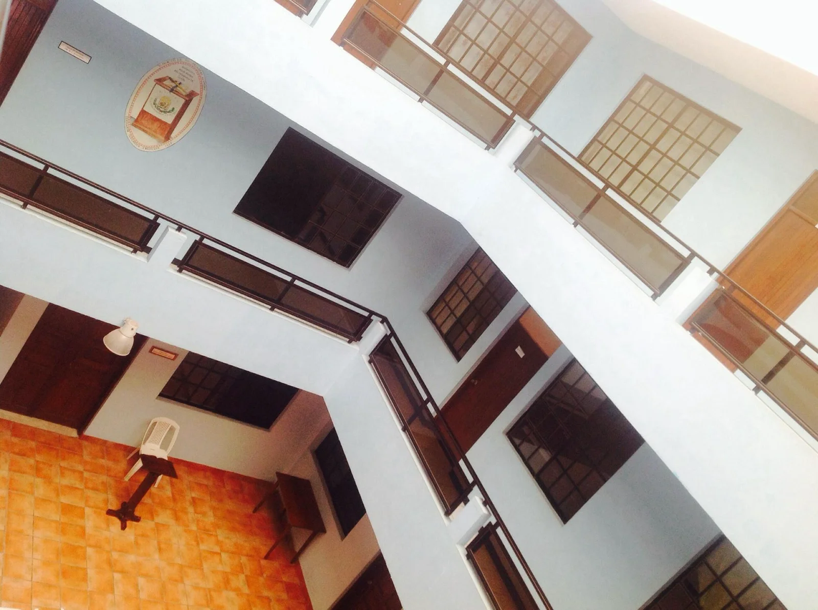 Patio interior del seminario con el escudo del CRES
