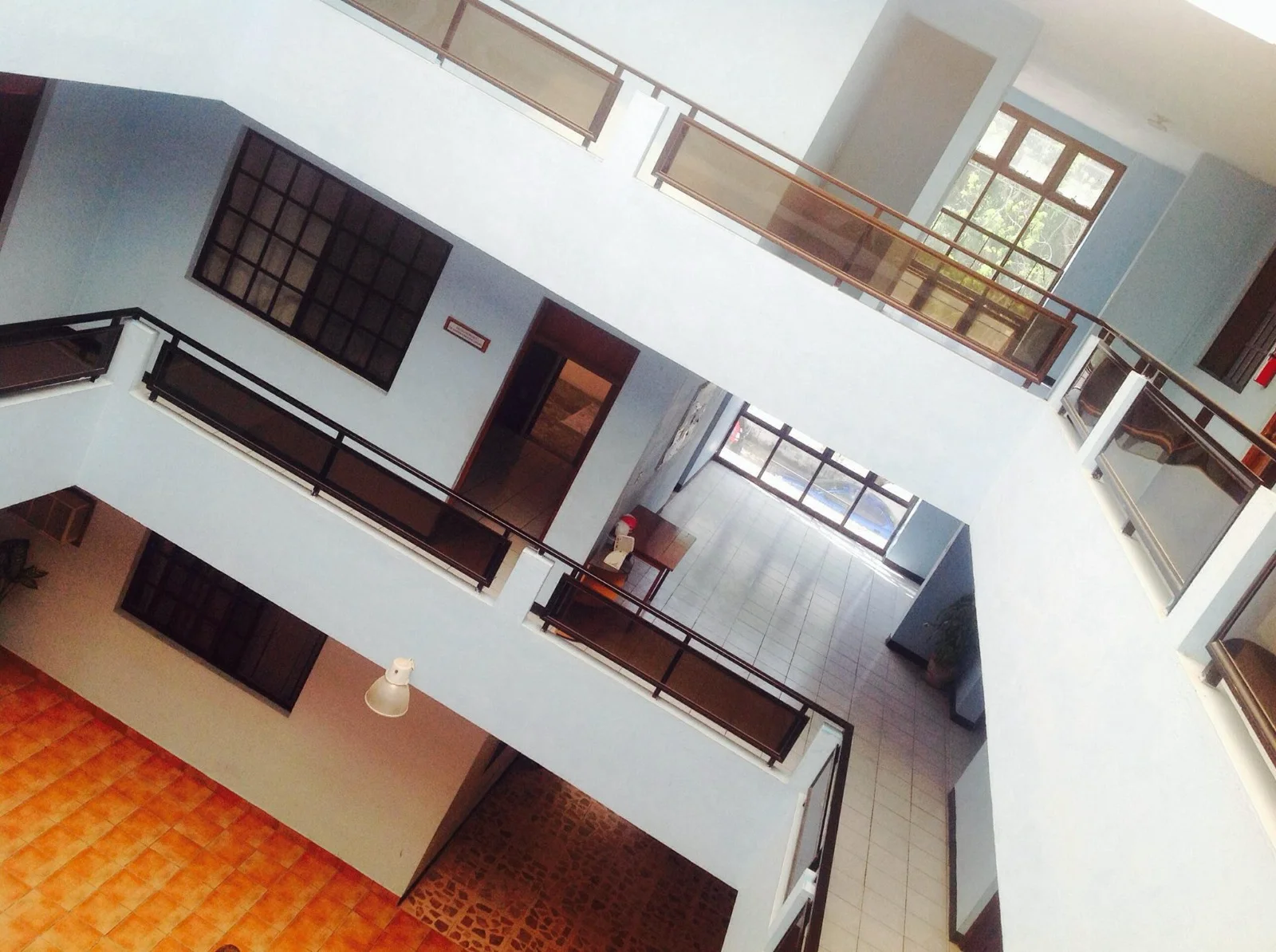 Corredores interiores alrededor del patio central