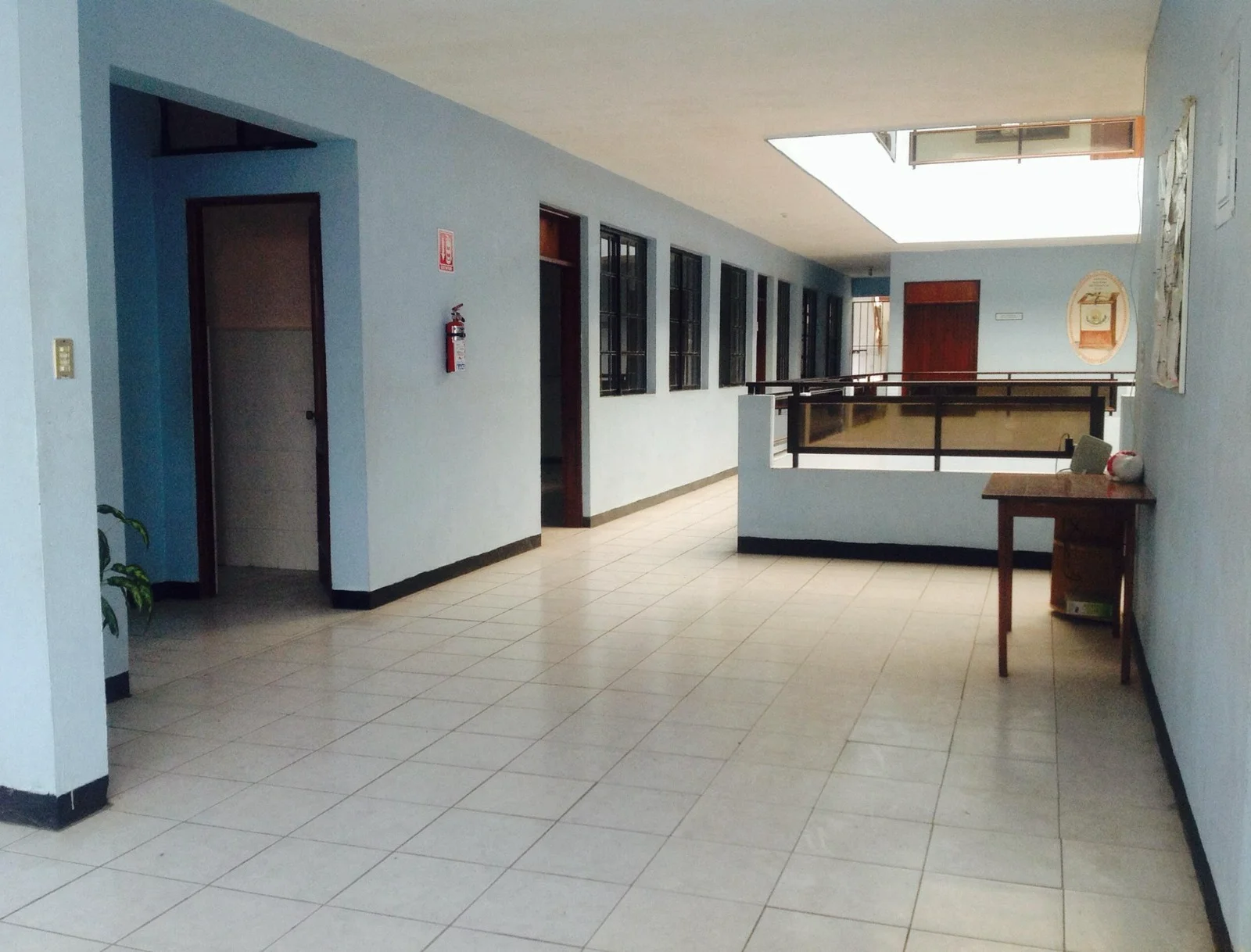 Corredor de acceso a las aulas del seminario