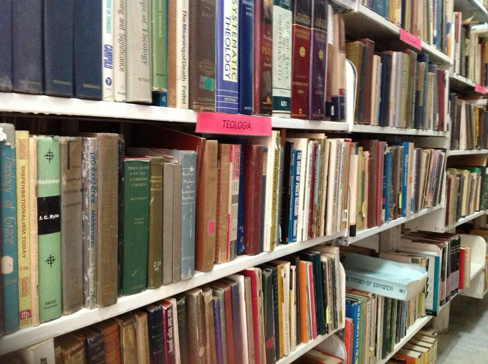 Biblioteca del CRES: estantes de la sección de teología